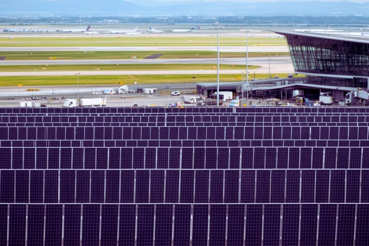 Aeroporto de Frankfurt inaugura usina solar vertical para ampliar energia limpa